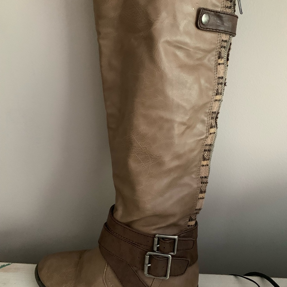Boots - Picture 3 of 6